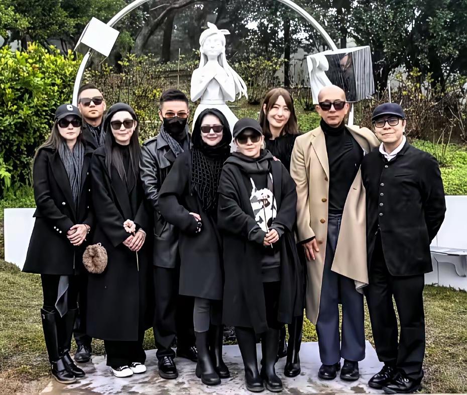 这是大s一周年合影，她的朋友和家人一起在她墓前合影，大家都露出了笑脸，尤其是