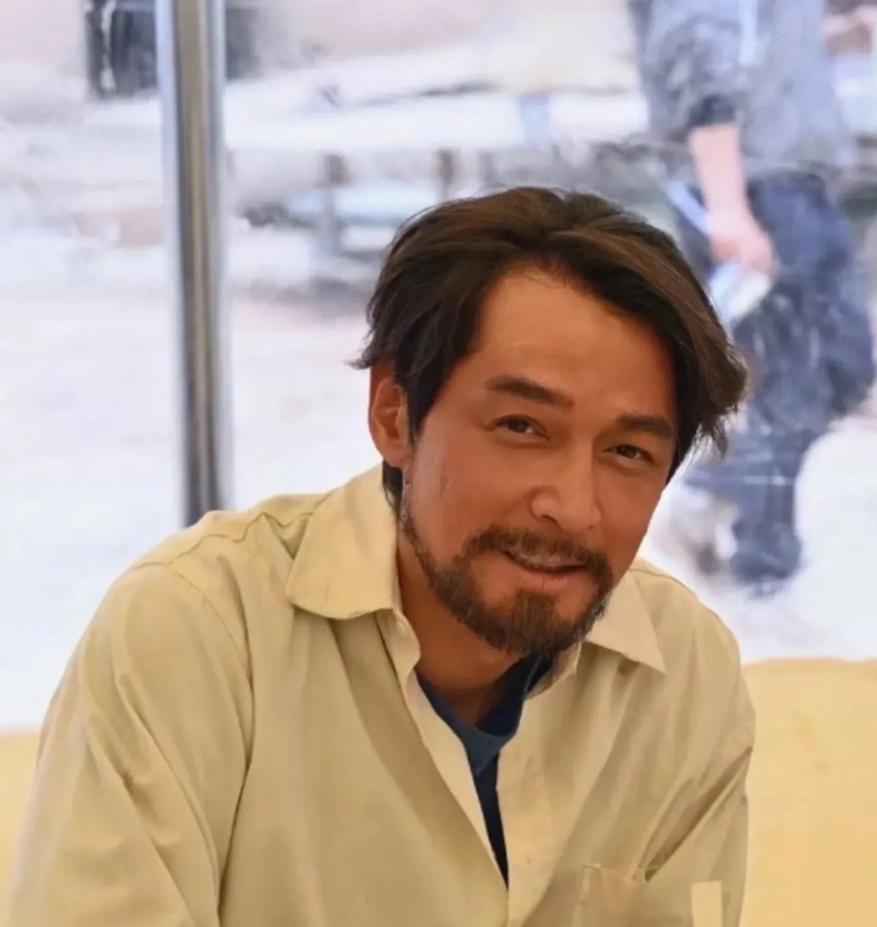 胡歌怎么了，怎么留了这么多胡子