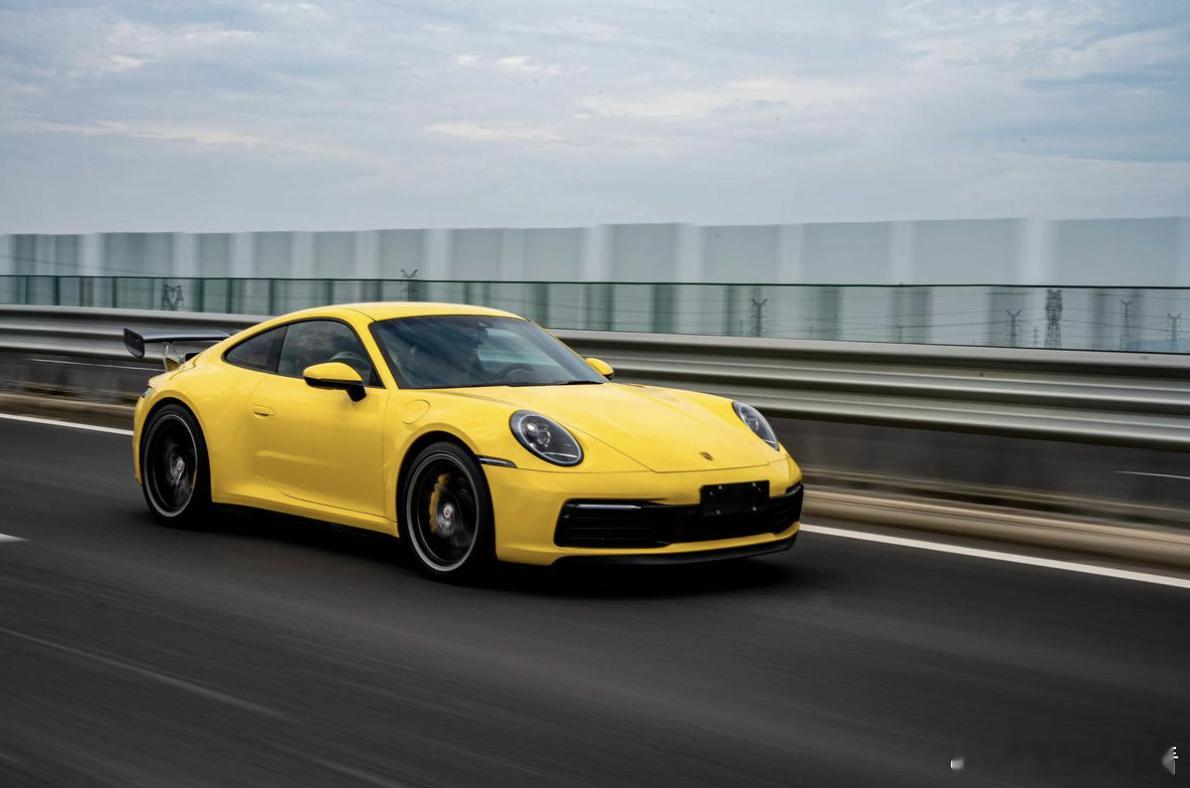 多款油车将停产？保时捷最新回应来了！10月27日，多款保时捷燃油车型被曝即