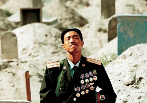 西藏军区汽车兵张良善，新婚10天接到通知归队，10个月后，他却跪在妻儿坟前放声痛