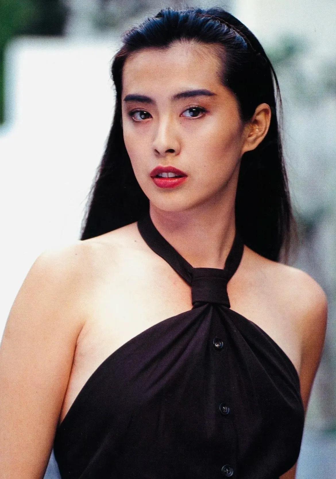 看看王祖贤大美女，当年也不流行瓜子脸高颅顶啊，照样美。#王祖贤#