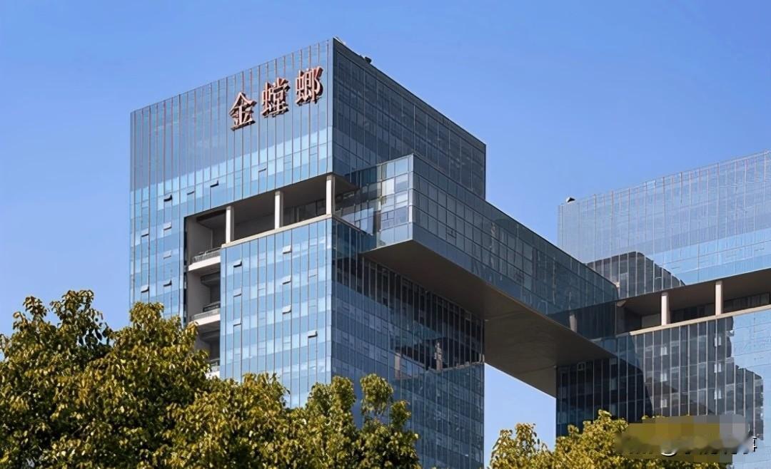 当年许家印还笑话金螳螂老板朱兴良，说他太保守、放不开。那时候房地产公司全都拼命借