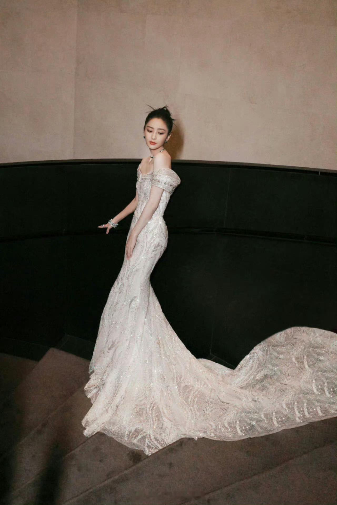 佟丽娅纱裙轻盈精致贵气​​​