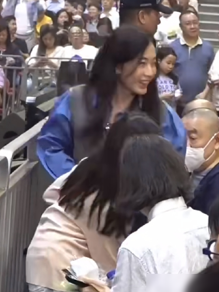 富豪坐轮椅赴约，掀出港圈最硬的人情底牌。9月11日香港红馆，75岁的刘銮雄身在轮椅，带着甘比罕见现身