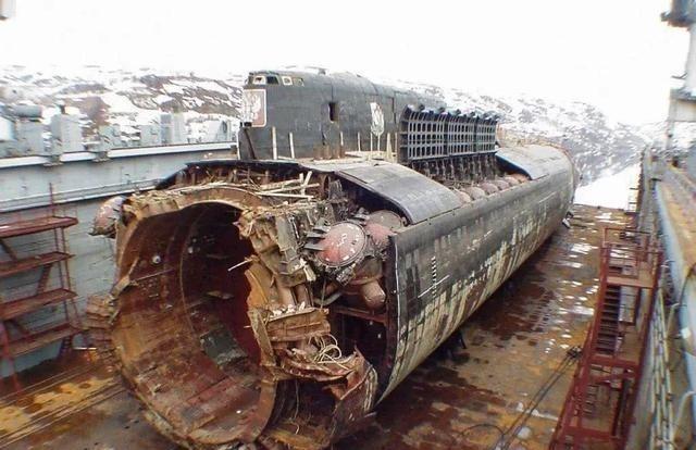 1968年，苏联一艘潜艇沉入了6300米深的海底。美军情报部门制定一个惊天行动：