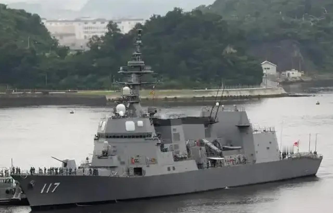 日本海自的雷号驱逐舰(DD-107)，抵达菲律宾苏比克湾外海了。现在网友在想