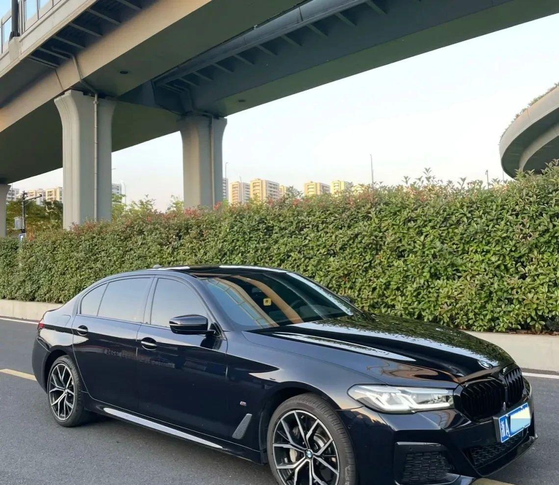 宝马530Li尊享型:开启豪华驾乘新体验!坐进车里,双天窗设计让视野超开阔,无钥