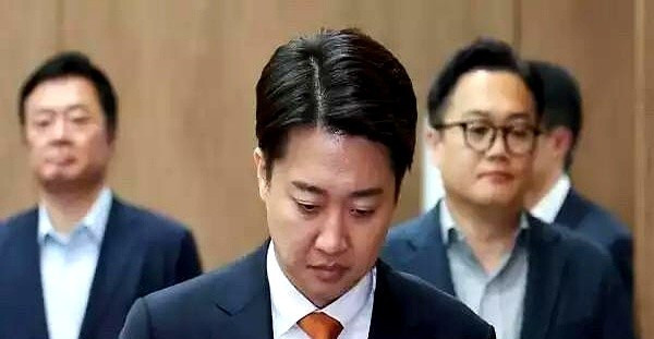 《30万人要罢免李俊锡》我的天呐！30万人，短短一天就冒