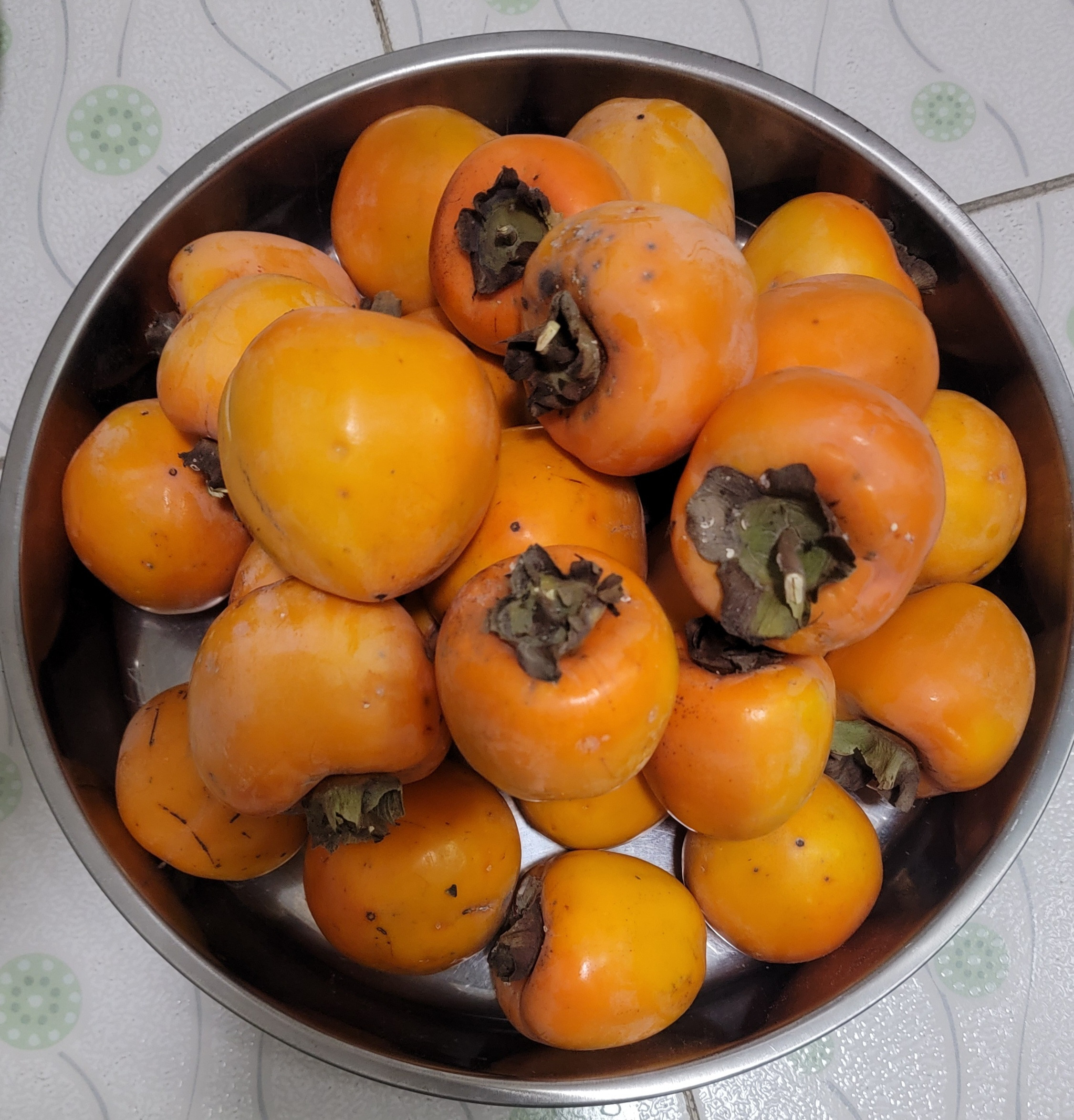 秋天将柿子与红糖同煮，是民间常见的食疗搭配，既融合了柿子的清甜软糯，又借红糖的温