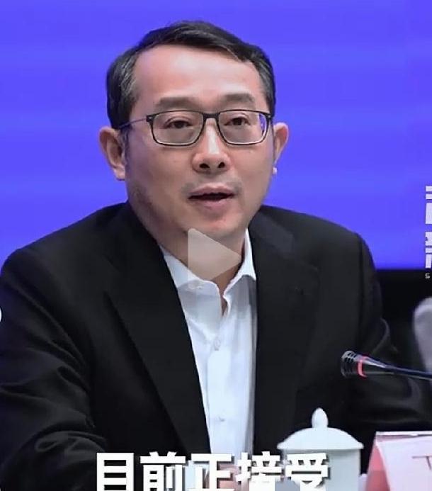 一位广东网友幸灾乐祸，删了我微信，报应，当了常委就飘了，活该！不知道二人是老同学