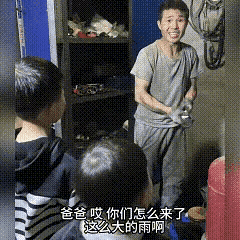 晚上9点多，外面下着暴雨，丈夫却迟迟没有回来。女子放心不下，带着2个孩子一路找到