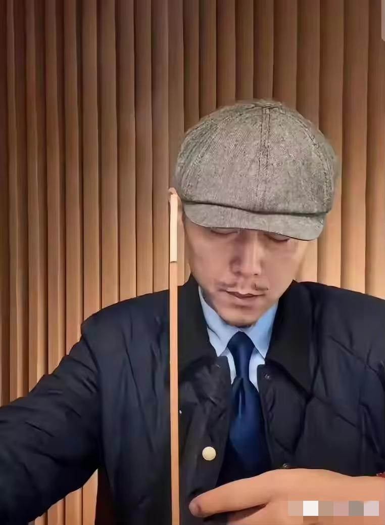 我刚去了大冰的直播间，弹幕都在说张雪峰老师去世了，没多久大冰就接到消息，大冰回复