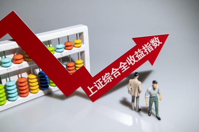 收盘了，上证跌17.40点，跌幅0.45%，深成指跌275.11，跌幅2.14