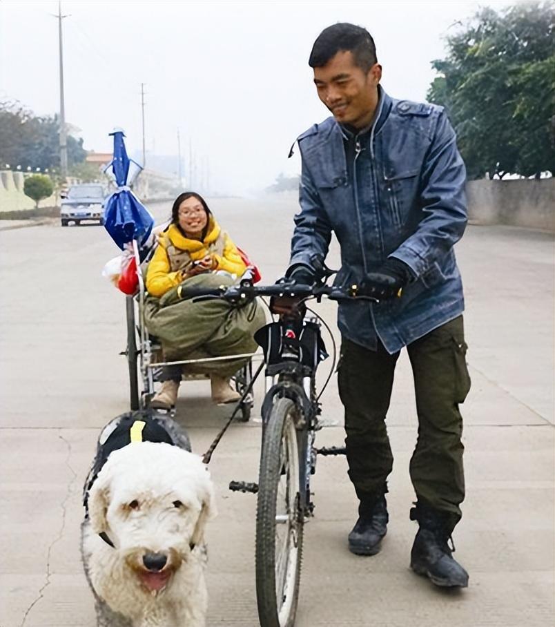 200块推轮椅走3万里！这对夫妻把苦日子熬成了糖那年冬天，柳州街头，26岁的