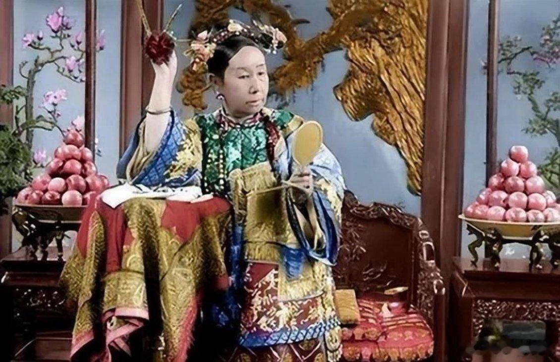 慈禧睡觉可不是简单熄灯就了事。每晚她一躺上床，十几个太监和宫女就得立马紧张起来，