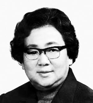 1943年，一17岁中国少女被抓进了纳粹集中营。突然，德国士兵在少女的身上发现了