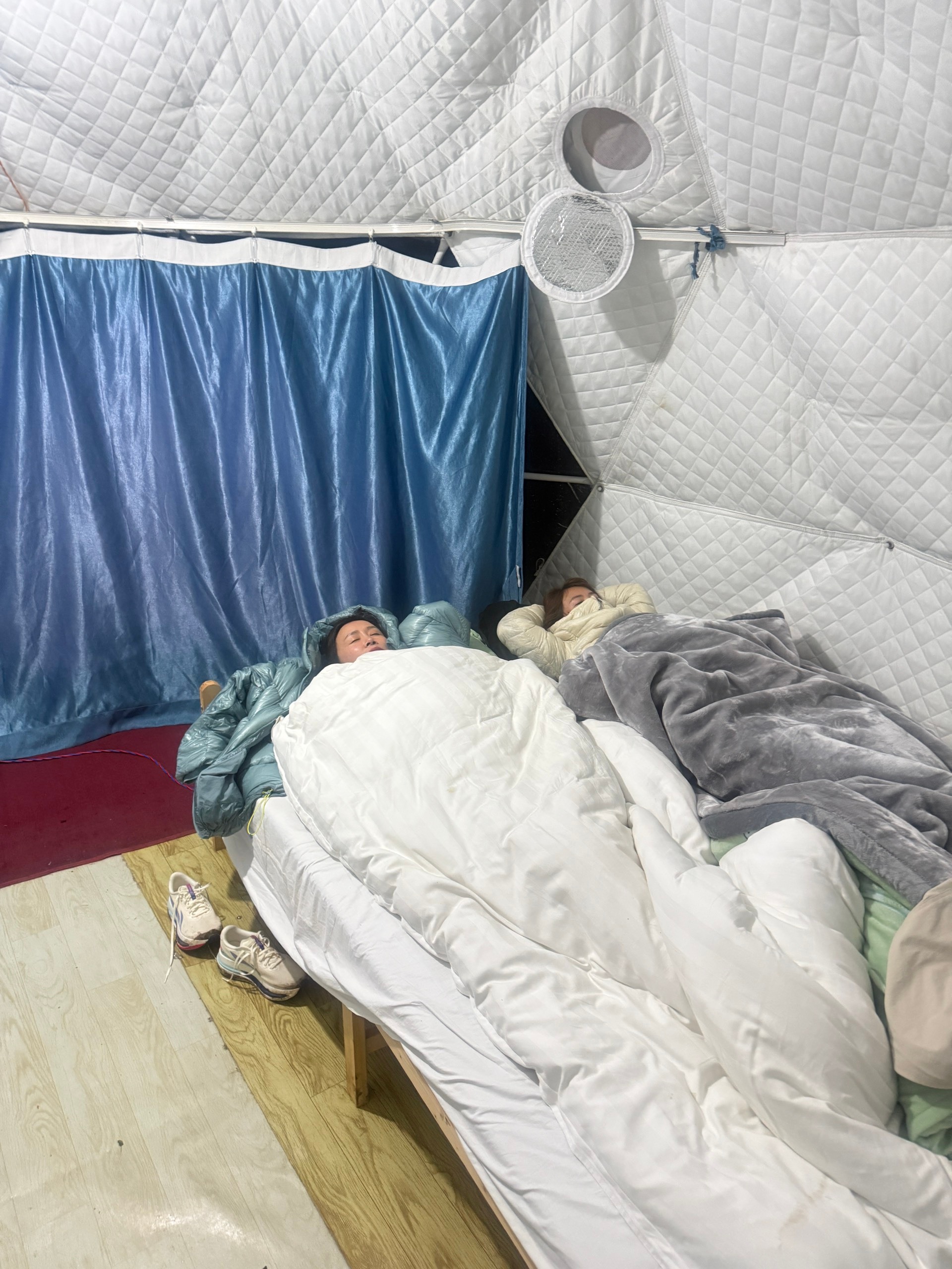 我的常年酒店供应商表弟同学以为我出去住野奢没找他….结果没想到，我住的野外…..