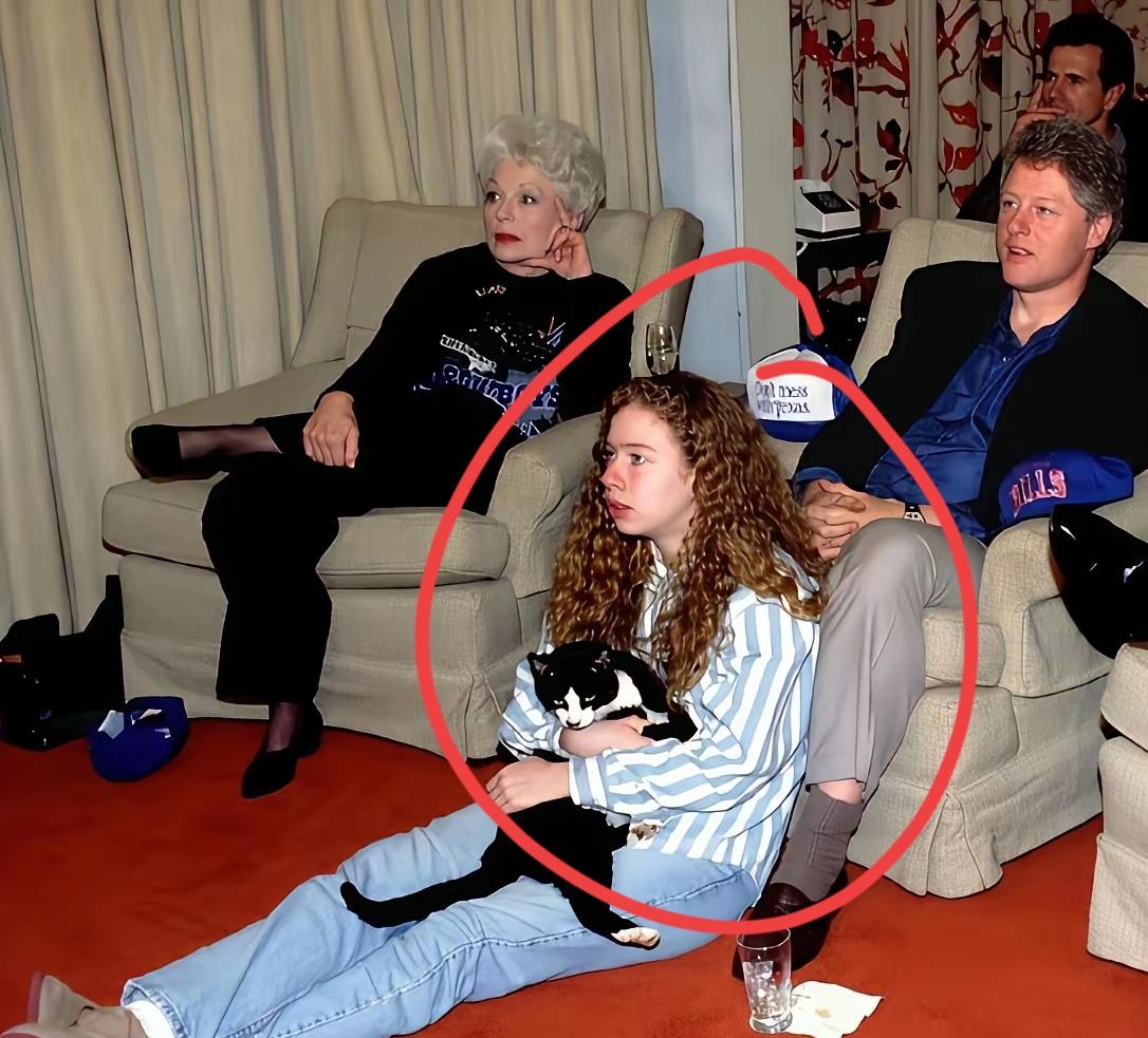 对唯一的女儿，克林顿还是很爱的！为何？看父女之间的相处，就知一二了！镜头下