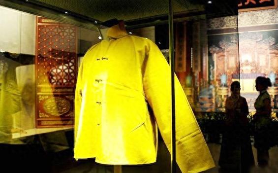 黄马褂的含金量有多大？表面看很威风，其实在御赐冠服中级别最低 在清代很多文学