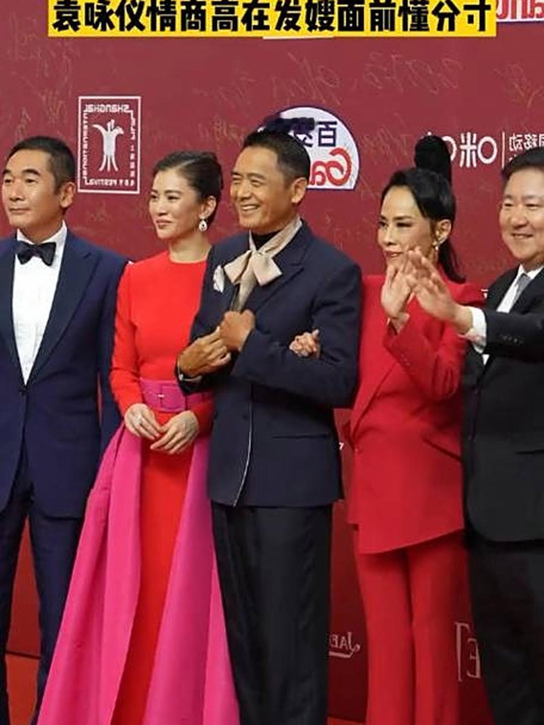 69岁发哥，64岁陈荟莲红西装杀疯，上影节同框美成焦点上影节红毯，周润发带老