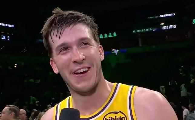 里夫斯投丢14球,最后一球把全场人从躺椅上拽起来。詹姆斯不在,东契奇歇着,他一