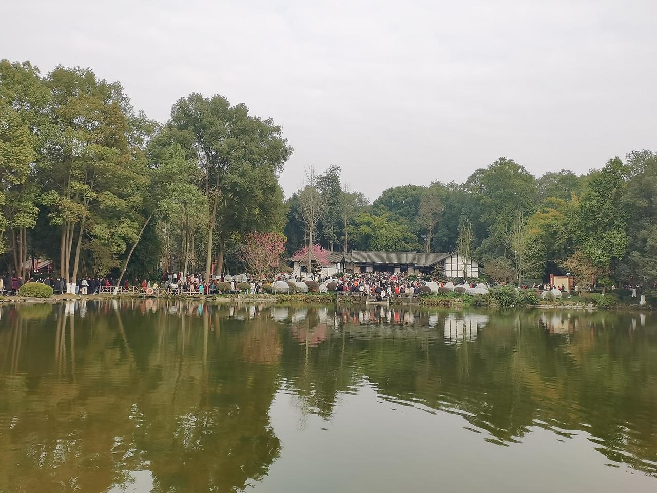 五十八岁的老陈老师，近年来最大的爱好就是旅游。周末去近一点的地方旅游，五一假国庆