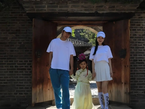 6月10日，甜馨在社交平台晒一家人旧合照，面对网友呼吁贾乃亮与李小璐复合，随后在