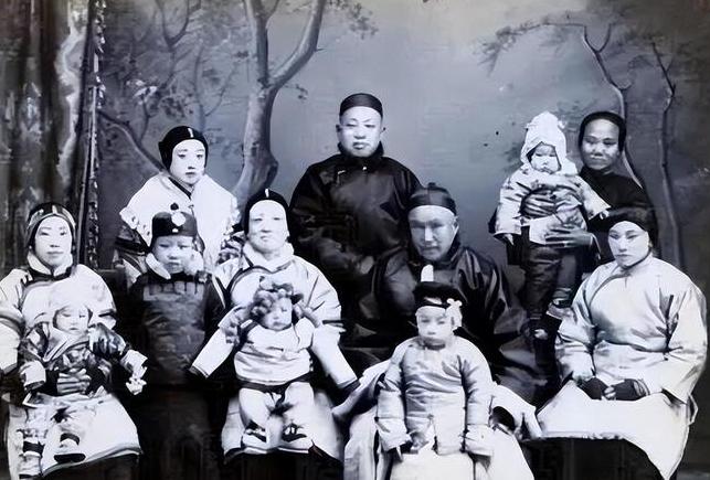 1916年6月6日，北京中南海，57岁的袁世凯弥留之际，用尽最后一口气吐出4个字