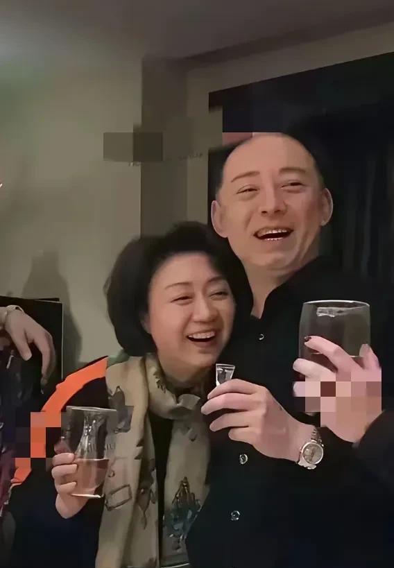 “京剧美人”李胜素私下聚会，喝千元红酒，坐最大包间。一众好友在一起热闹热闹，喝喝