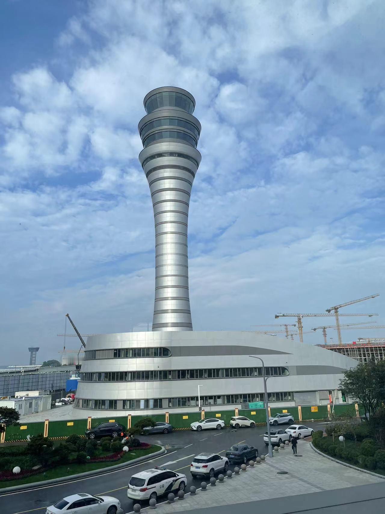 济南新机场塔台已经基本竣工从外观看非常壮观济南机场改扩建总投资500亿规模