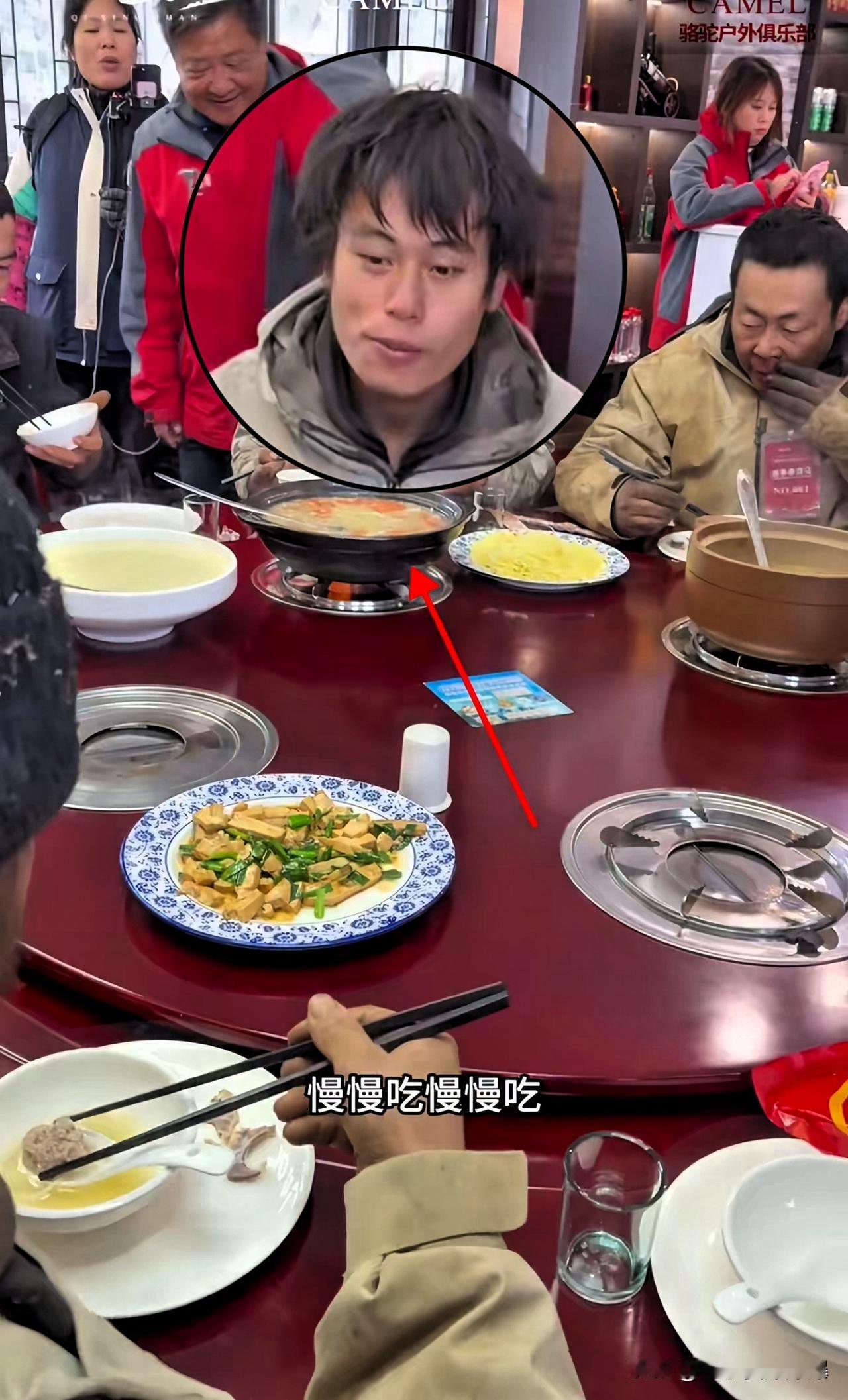 大家真误会了荒野求生节目组安排的这饭菜不是小气，也不是选手不想吃肉，而是为选