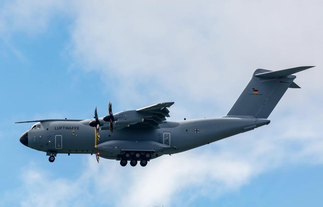 奥克兰上空的灰色四发高级涡桨军用运输机终于在好天拍到了C-130更是首拍飞着