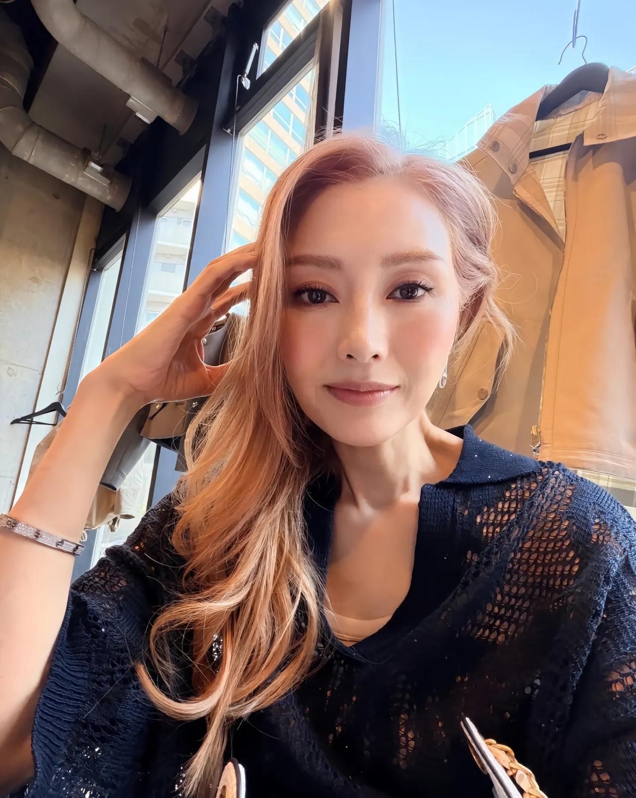 李嘉欣“脸好看，衣品太差”，真不知道她怎么想的，明明有着盛世容颜，还是公认的“最