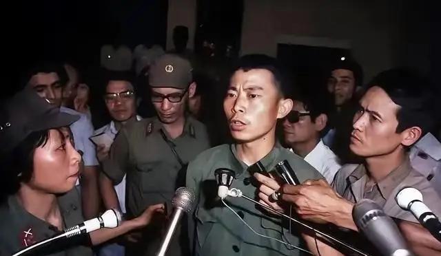 1984年，老山前线，不愿丢弃战友遗体的汪斌，被越南记者团团围住。他也是这场战斗