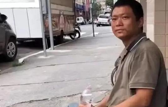 张会长在街头认出他时，无论如何也想不到，自己好心掏出的50雷亚尔，对方会像被烫着