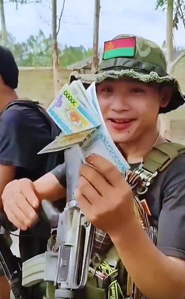 克伦解放军给敢死队发战场奖金！别以为这钱领的容易，领完钱就要去第一线冲锋去了