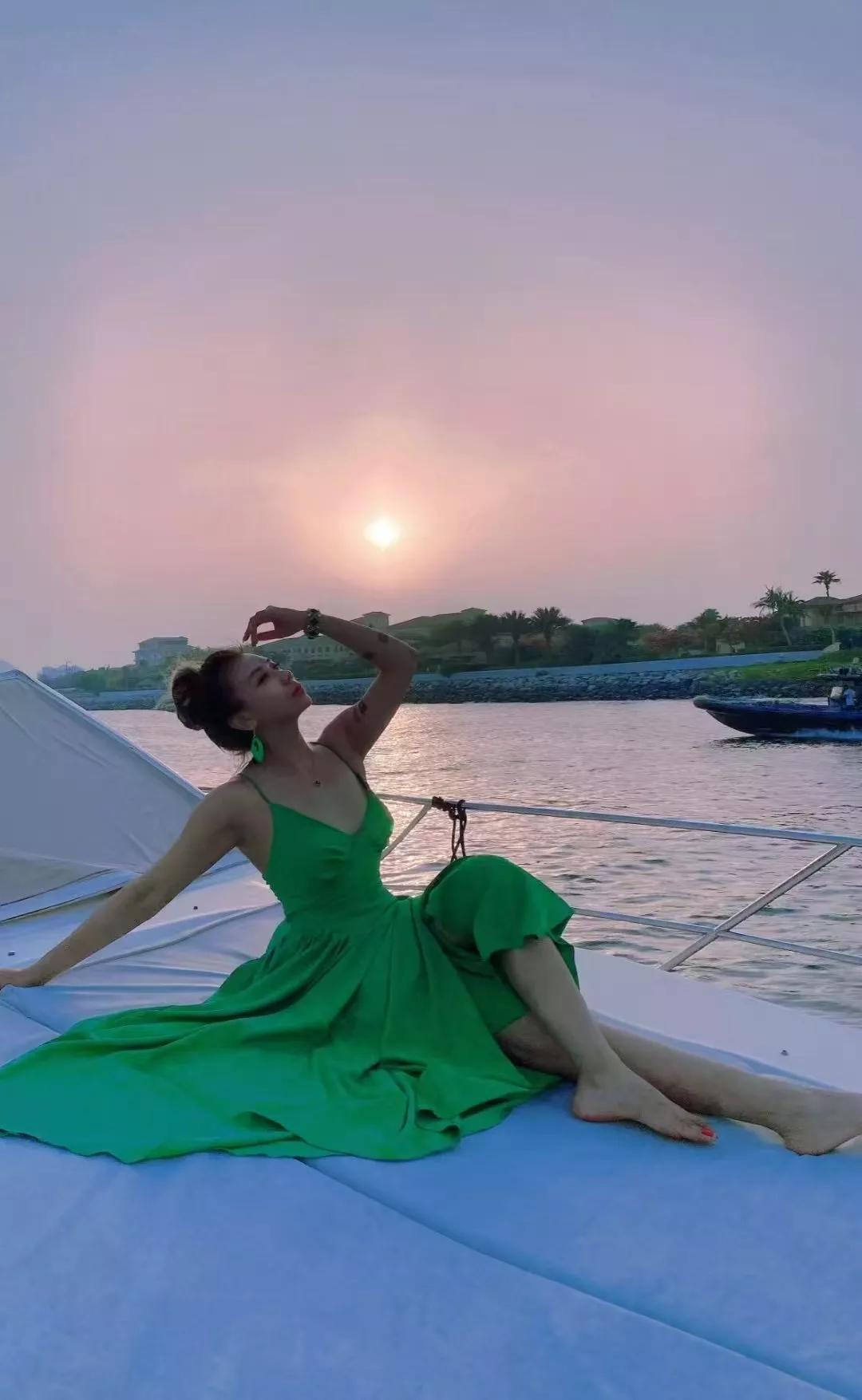 吴敏相伴，波斯湾游艇上的梦幻夕阳之舞当夕阳的余晖如金纱般洒落在波斯湾那片湛蓝