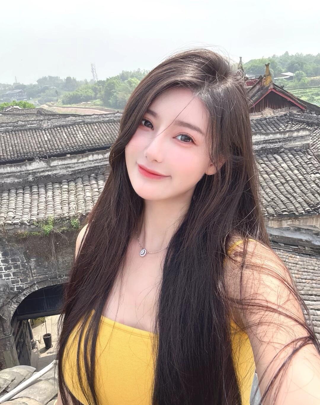 阳光下的少女，笑靥如花，古风建筑作背景，美不胜收！🌞👩‍❤️‍💋‍👩