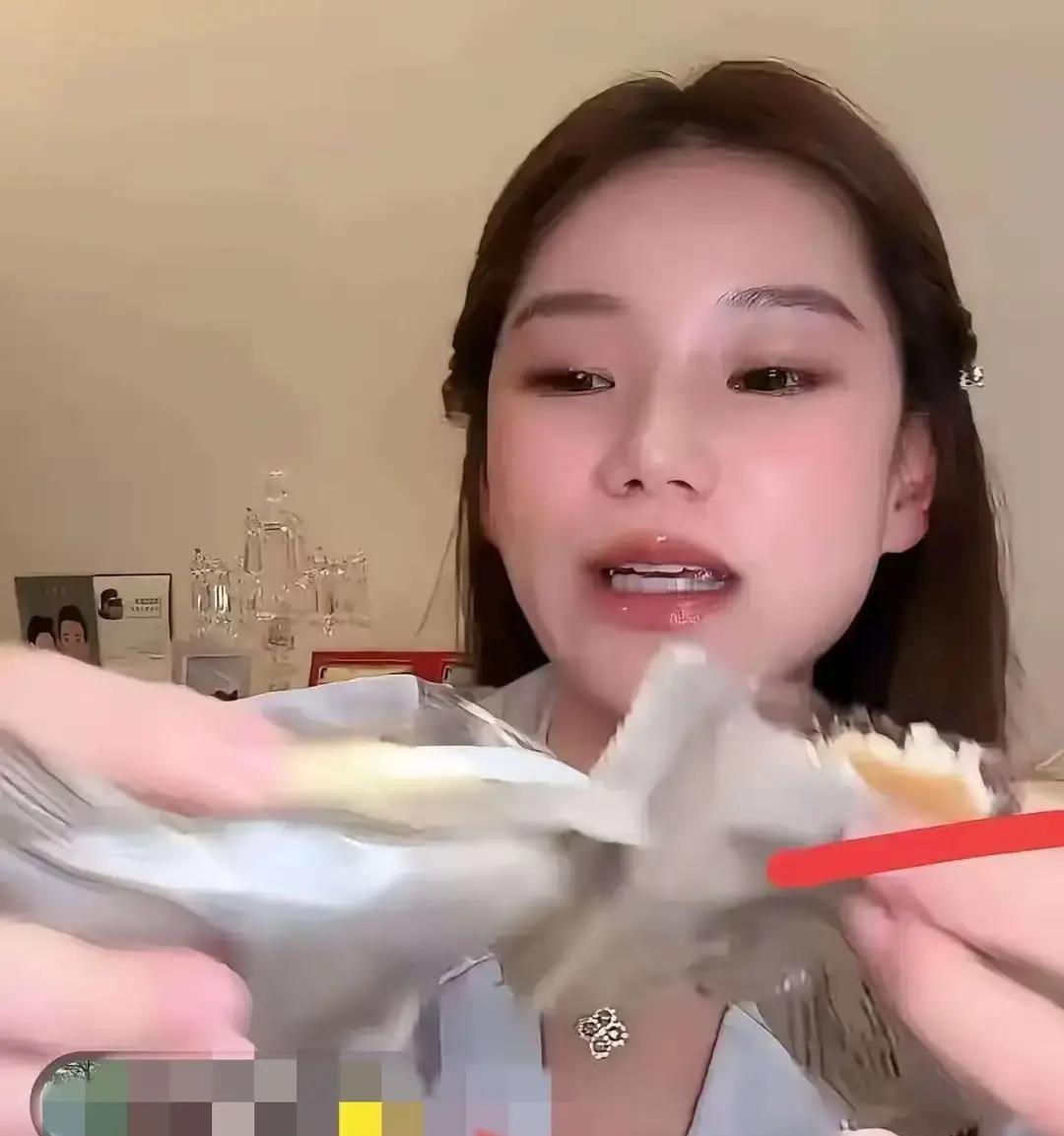 小玥儿直播时，竟把自己咬过的铜锣烧递给筱梅！我的天，这胆子也太大了。要知道，