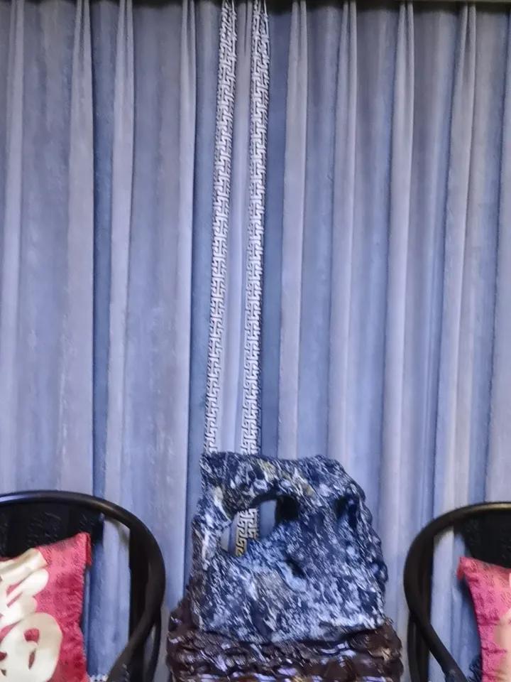 有没有跟我一样的？我家窗帘用了15年，从没洗过，今年拆下来直接扔了，换上新的。不