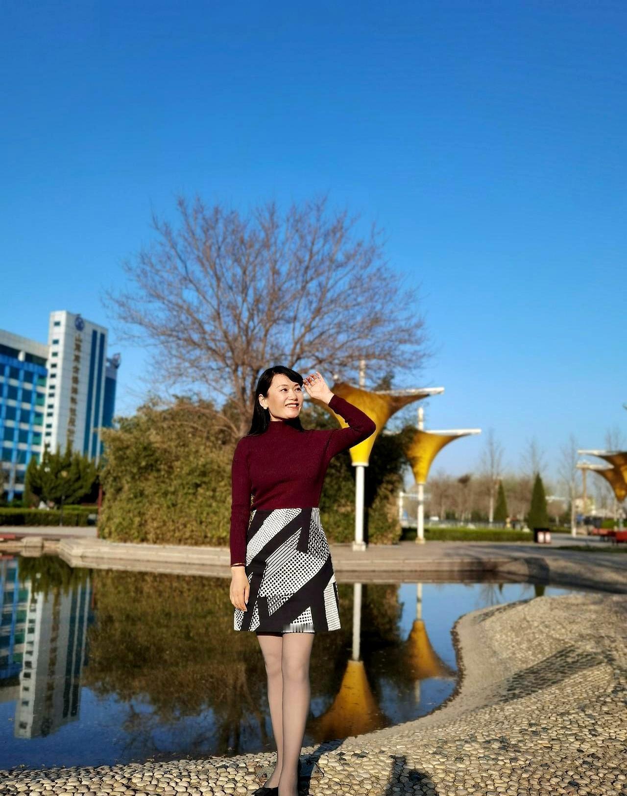 6厘米细高跟。红色漆皮。踩在公园石板路上。镜头从脚踝往上摇——60岁李阿姨