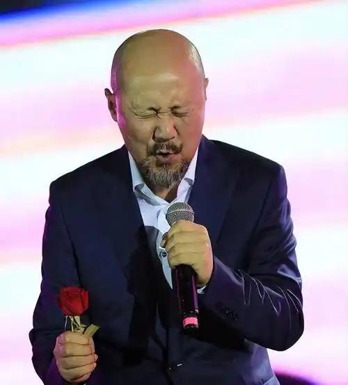 2010年初，腾格尔突然剃了个光头。朋友们都以为他受了什么刺激要出家，纷纷跑来劝