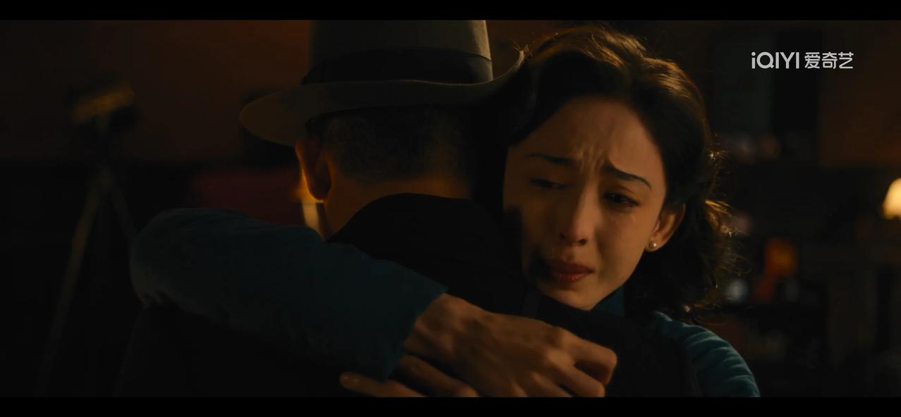 杜黄桥拿起电话，那头传来陶大春低沉的声音：“杨小仙在我手里”。杜黄桥知道，飓风队