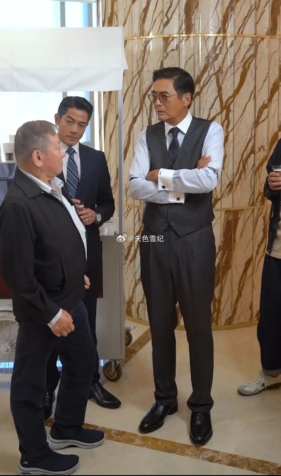 郭富城比周润发矮了那么多，但是，气质和气势上却一点也不输！城叔真的是气度不凡，每