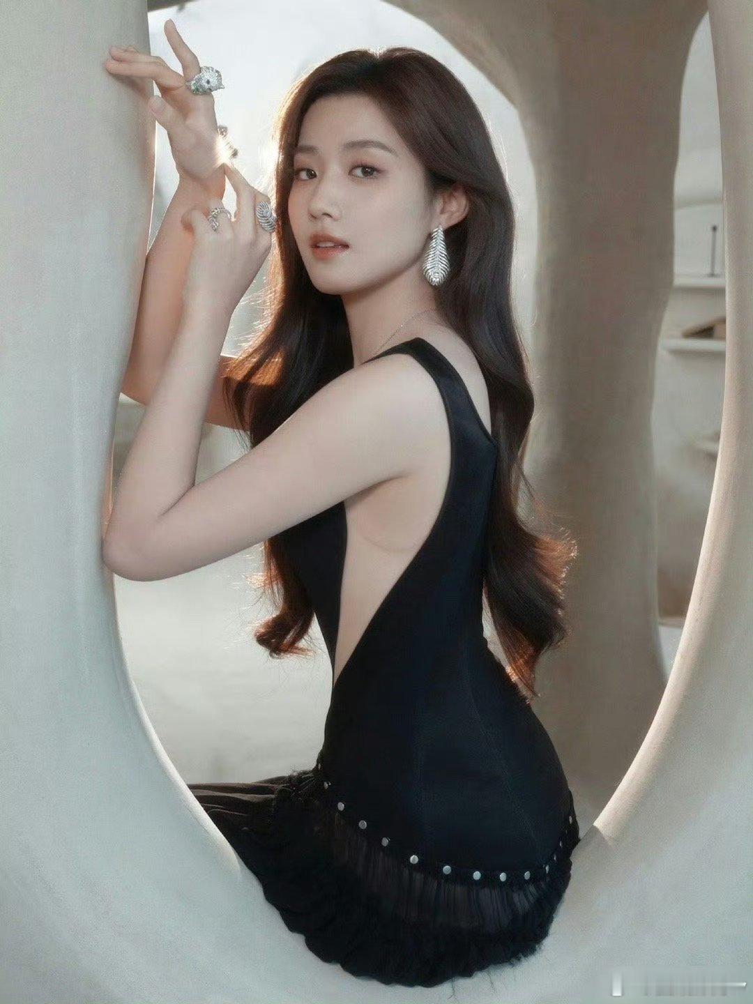 卢昱晓好薄一片虽然是薄薄的纸片人，但是前凸后翘，该有的都有哈