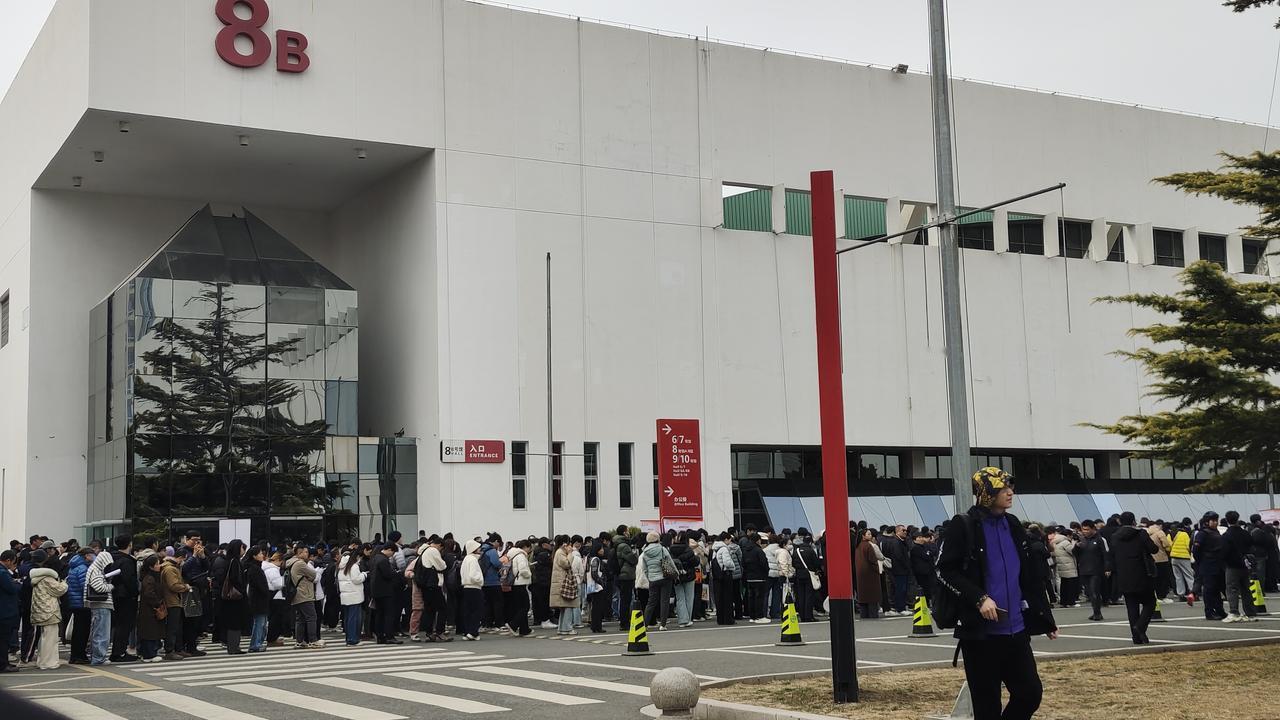 前几天去了一趟招聘会，发现北京找工作的人是真多啊，在外面排了大约有20多分钟的队