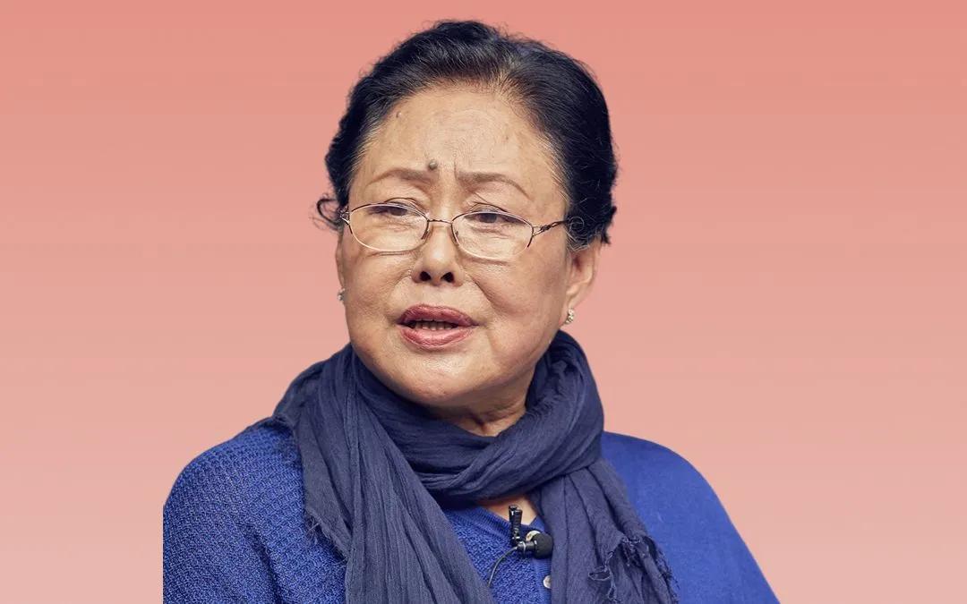 三任丈夫全走了，她从瑞士回国养老。儿子曾坐过牢，如今她老了没了依靠，衣食起居全得