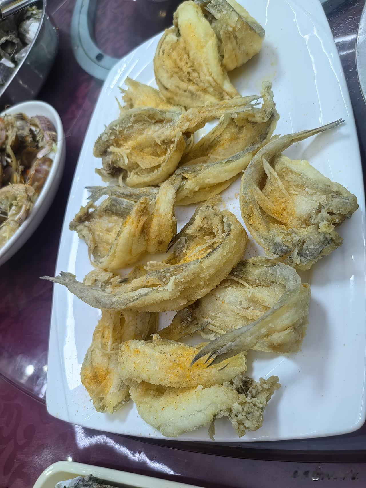 昨天早上7点多钟，我们还没起床，老公的电话就响了。我在旁边隐约听到是个女人的声音