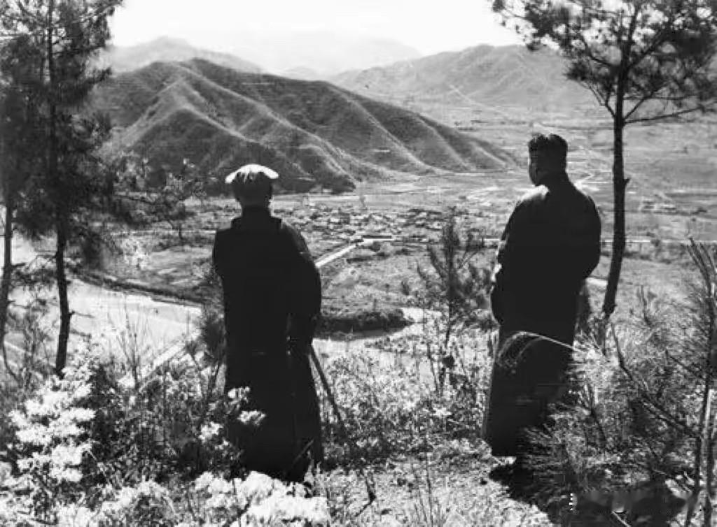 这张珍贵合影拍摄于1949年1月22日！一位61岁的老人带着自己的儿子回到了