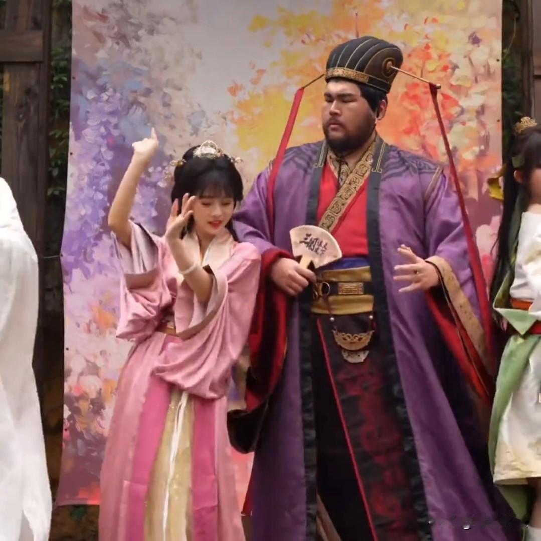 最近杭州冒出个“小鲜肉董卓”，20岁帅哥扮演三国恶霸，网友笑疯：眼神清澈如泉水，